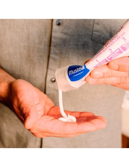 crema-panal-balsamo-123-100ml-mustela-3.jpg – Aplicación en zona del pañal.