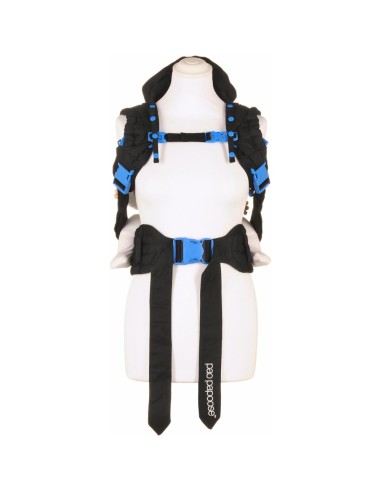 mochila-portabebes-pao-papoose-midnight-black-we-made-me-5.jpg – Detalle de las hebillas y ajustes.