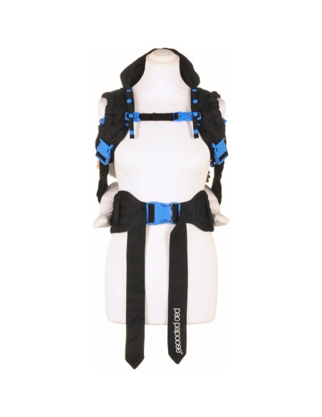 mochila-portabebes-pao-papoose-midnight-black-we-made-me-5.jpg – Detalle de las hebillas y ajustes.