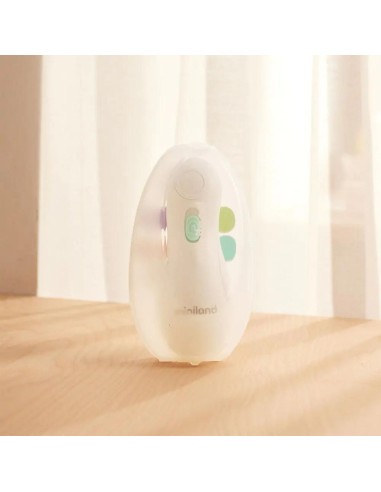 lima-unas-electrica-baby-nail-trimmer-miniland-3.jpg – Dispositivo en uso con bebé dormido.