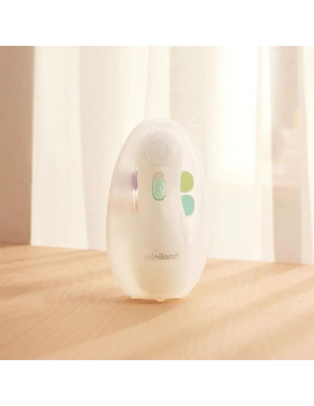 lima-unas-electrica-baby-nail-trimmer-miniland-3.jpg – Dispositivo en uso con bebé dormido.