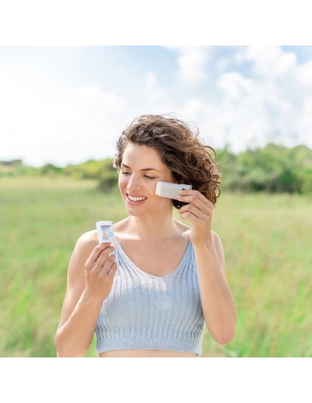 Aplicación del Stick Solar Facial SPF50+ de Babaria en el rostro