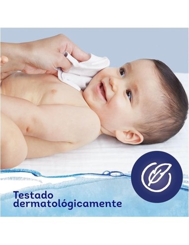 Toallita Dodot Aqua Pure en uso limpiando la piel del bebé.