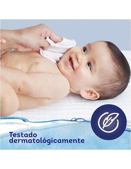 Toallita Dodot Aqua Pure en uso limpiando la piel del bebé.