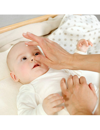 crema-facial-malva-blanca-weleda-4.jpg – Aplicación sobre la piel del bebé.