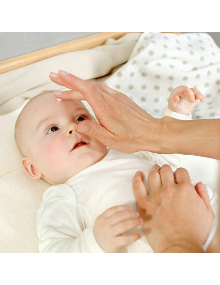 crema-facial-malva-blanca-weleda-4.jpg – Aplicación sobre la piel del bebé.