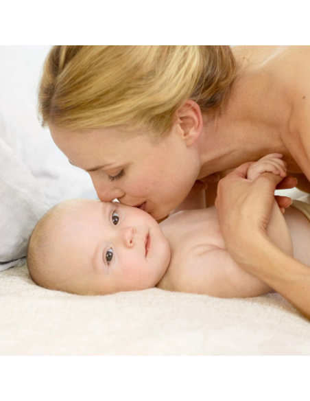 crema-panal-malva-blanca-weleda-4.jpg – Aplicación sobre la piel del bebé.