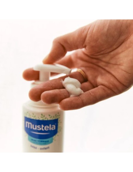 leche-corporal-hydra-bebe-aguacate-750ml-mustela-3.jpg – Aplicación sobre la piel del bebé.