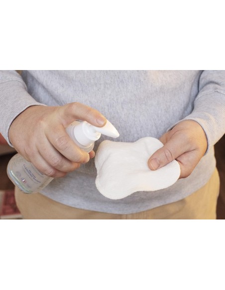 agua-limpiadora-sin-aclarado-300ml-mustela-3.jpg – Aplicación con algodón.