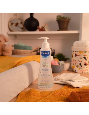 agua-limpiadora-sin-aclarado-300ml-mustela-4.jpg – Uso en el cambio del pañal.