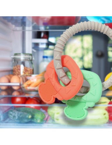 mordedor-silicona-llaves-divertidas-babyono-4.jpg – Bebé jugando con mordedor BabyOno.