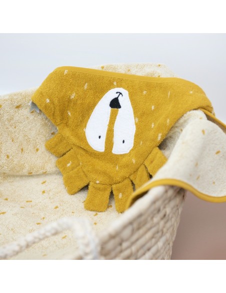 toalla-capa-bano-leon-trixie-4.jpg – Bebé envuelto con la capa.