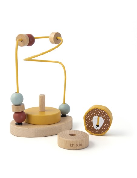 laberinto-cuentas-madera-trixie-3.jpg – Niño/a jugando con el laberinto.