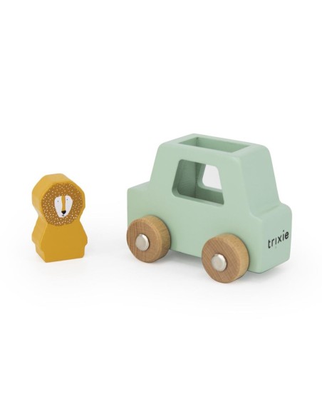 juego-coches-madera-animales-trixie-3.jpg – Niño/a jugando con los coches.