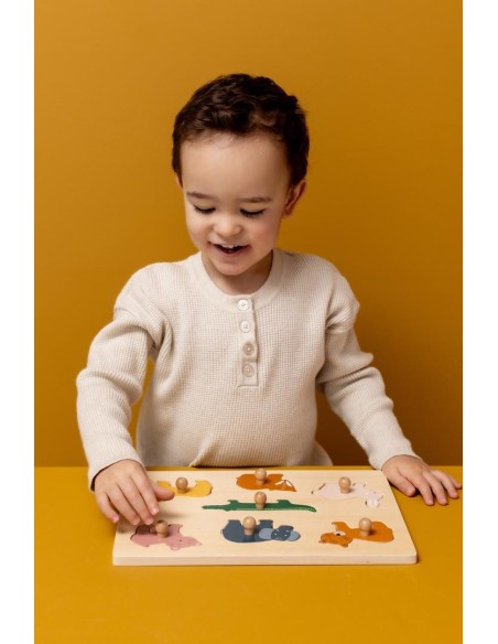 puzzle-animales-madera-7-piezas-trixie-3.jpg – Niño/a jugando con el puzzle.