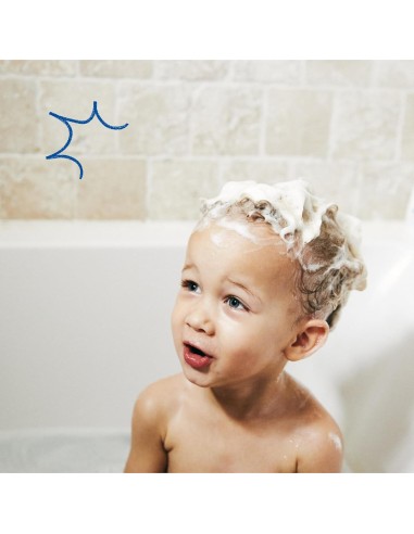 champu-suave-200ml-mustela-3.jpg – Aplicación en el cabello del bebé.