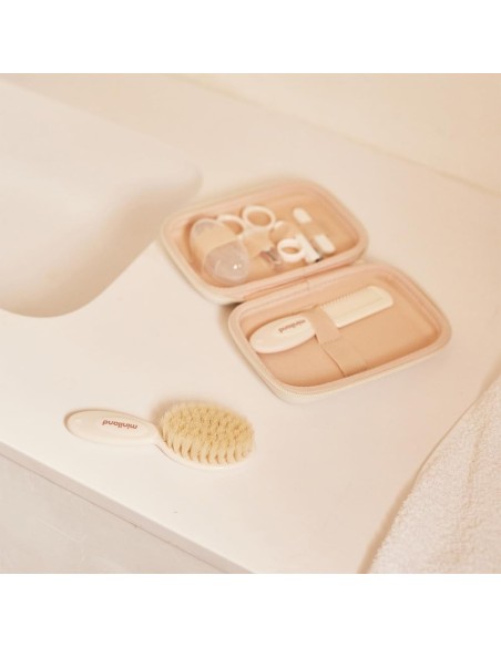 kit-cuidado-bebe-baby-kit-valencia-miniland-3.jpg – Cepillo y peine con cerdas suaves.