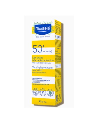 locion-solar-spf50-40ml-mustela-3.jpg – Aplicación en el rostro del bebé.