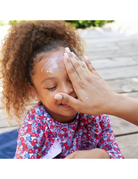 leche-solar-spf50-mustela-aplicacion-bebes.