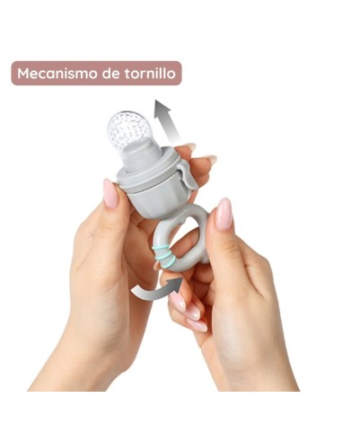 alimentador-antiahogo-dino-babyono-4.jpg – Alimentador antiahogo BabyOno en uso con fruta.