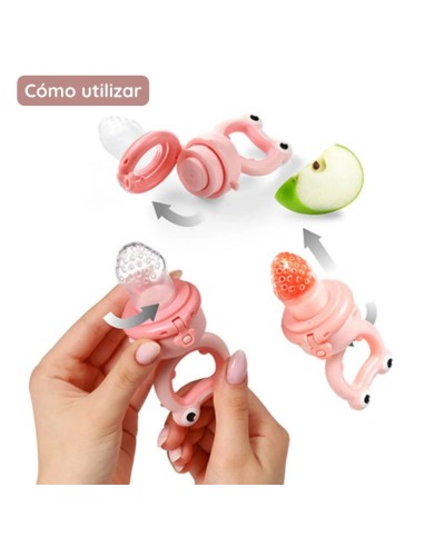 alimentador-antiahogo-rana-babyono-4.jpg – Alimentador antiahogo BabyOno en uso con fruta.