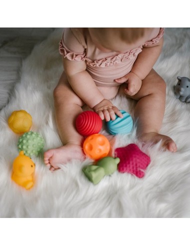 Detalle de pelotas sensoriales BabyOno con texturas variadas