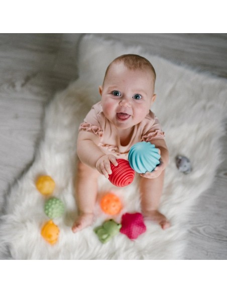 Bebé jugando con pelotas sensoriales BabyOno pack 4