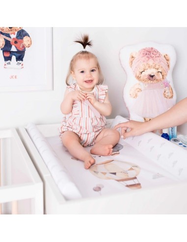 cambiador-perfilado-basic-ballons-48x70-ceba-baby-4.jpg – Cambiador en uso sobre cómoda