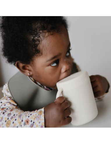 Taza didáctica con asas Mushie