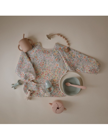 Babero con mangas estampado flores | Mushie - Nappy.es