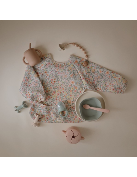 Babero con mangas estampado flores | Mushie - Nappy.es