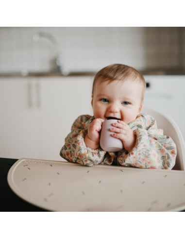 Babero con mangas estampado flores | Mushie - Nappy.es