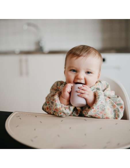 Babero con mangas estampado flores | Mushie - Nappy.es