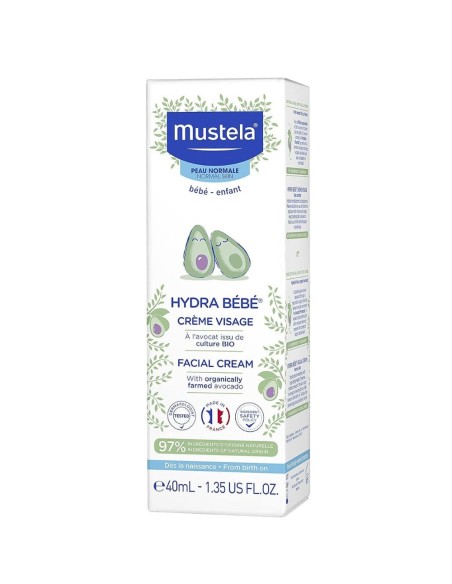 crema-facial-hydra-bebe-40ml-mustela-3.jpg – Aplicación en el rostro del bebé.