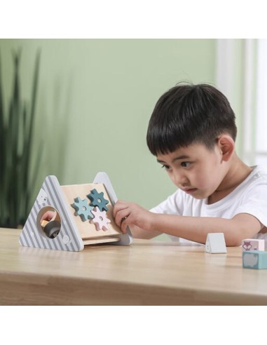 Niño jugando con juguete encajable de formas PolarB