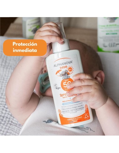 spray-protector-solar-bebe-spf50-125ml-alphanova-3.jpg – Aplicación en la piel del bebé.