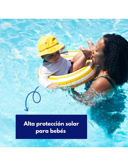 pack-solar-bebes-ninos-spf50-spray-leche-facial-mustela-3.jpg – Aplicación del spray en el cuerpo del bebé.