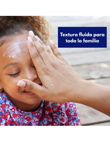 pack-solar-bebes-ninos-spf50-spray-leche-facial-mustela-4.jpg – Aplicación de la leche facial en el rostro
