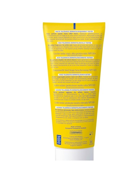 locion-solar-spf50-40ml-mustela-2.jpg – Textura ligera extendida sobre la piel.