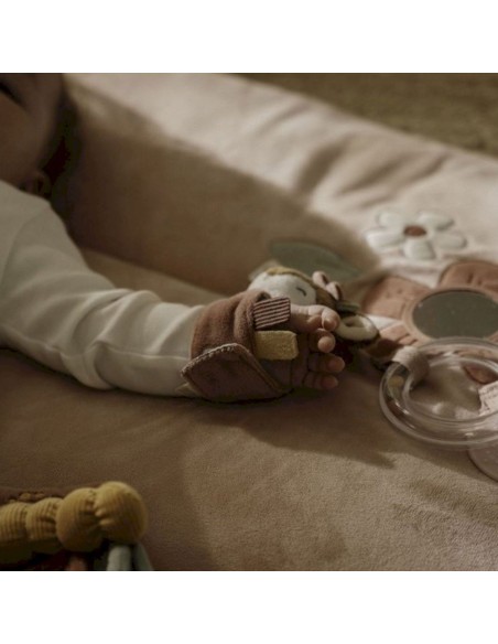 Detalle del sonajero de muñeca Little Dutch Fairy Garden con diseño floral