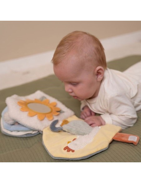 Detalle de libro blandito de actividades Little Dutch con espejo y sonidos