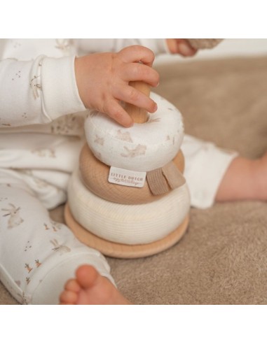 Bebé jugando con anillos apilables blanditos Little Dutch FSC