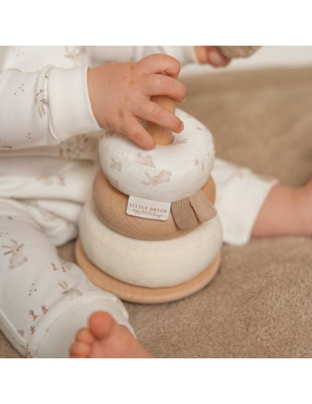 Bebé jugando con anillos apilables blanditos Little Dutch FSC