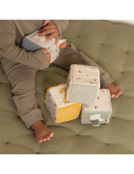 Vista lateral de cubos blanditos Little Dutch Pequeña Granja