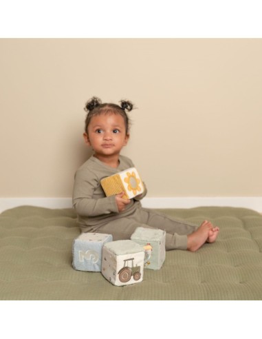 Bebé jugando con cubos apilables blanditos Little Dutch Pequeña Granja