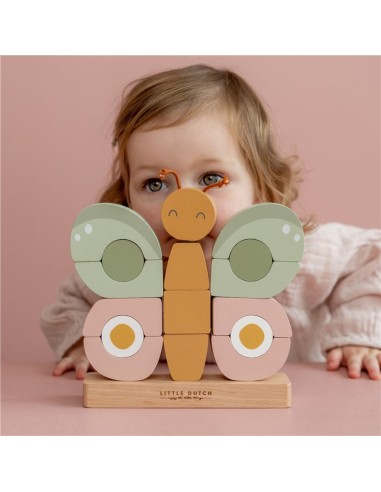 Niño jugando con mariposa encajable de madera FSC Little Dutch