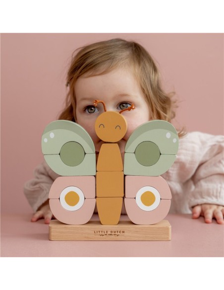 Niño jugando con mariposa encajable de madera FSC Little Dutch