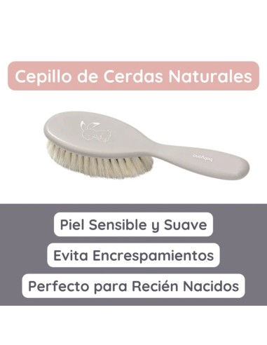set-cepillo-peine-cerdas-naturales-babyono-4.jpg – Uso del cepillo BabyOno en cabello de bebé.