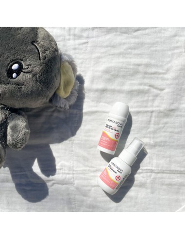 anti-mosquitos-bebe-spray-50ml-alphanova-3.jpg – Aplicación en la piel del bebé.