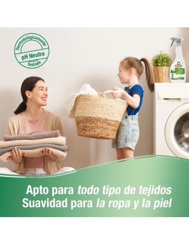 quitamanchas-jabon-natural-500ml-frosch-4.jpg – Producto en uso sobre prenda.